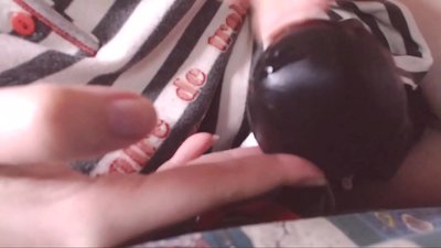 把這隻大黑公雞塞進你嘴裡的小奴隸