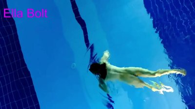 我無法停止觀看，年輕的金發女郎在 ELLA BOLT 度假村游泳池中裸體游泳