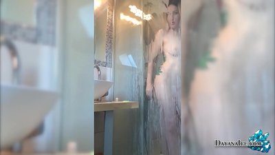 多汁屁股的嬰兒在淋浴時自慰