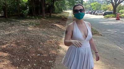 公共裸體：一個來自俄羅斯的女孩在里約熱內盧的街頭試圖脫掉她的衣服。她差點被捕。