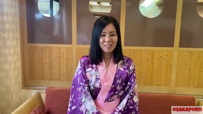 一位 41 歲的日本妻子背叛了她的丈夫，男孩們為了錢而發生性關係。亞洲婊子喜歡黑色毛茸茸的貓性、紋身和口交。自慰 站立 小狗 IFOM OSAKAPORN