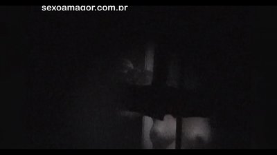 金發女郎被隱藏在空心磚後面的鄰居偷窺偷拍