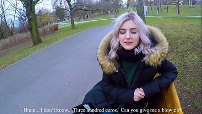 為了錢吞下陌生人的熱精液 - Eva Elfie 在公園裡口交